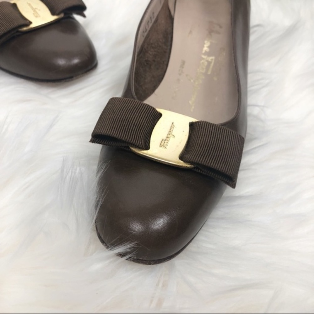 Salvatore Ferragamo Leather Vera Bow Pumps in Brown